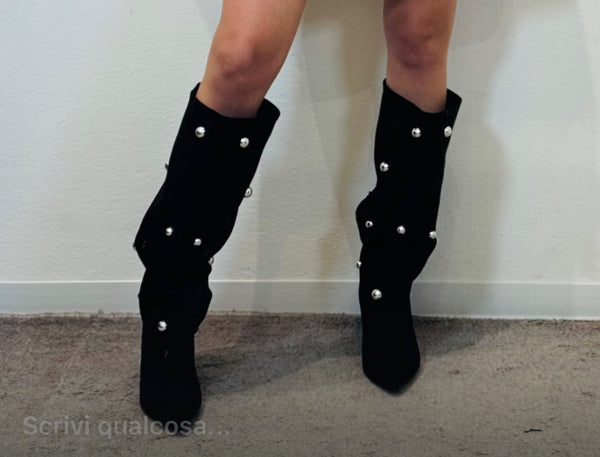 STIVALE SCAMOSCIATO CON BORCHIE