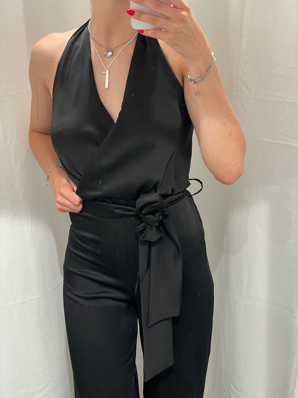 TUTA IN SATIN SCOLLO AMERICANO CON SPACCO
