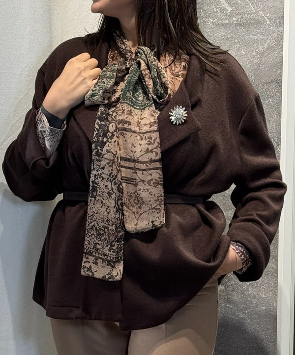 GIACCA IN MAGLIA CON CINTURA E SPILLA