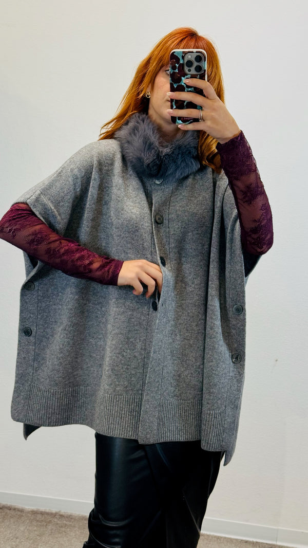 MANTELLA CON BOTTONI E COLLO PELLICCIA