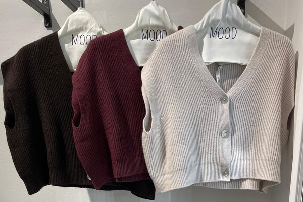 GILET SMANICATO CON BOTTONI
