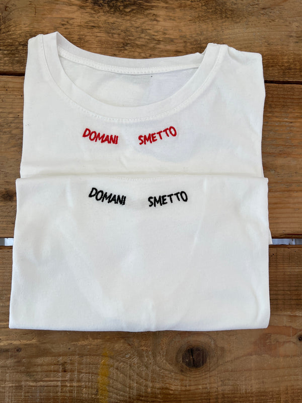 T-SHIRT CON SCRITTA RICAMATA
