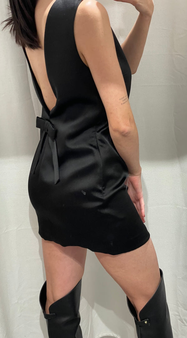 ABITO RASO CON FIOCCO SUL RETRO